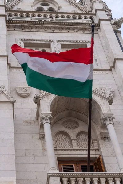 Budapeşte 'deki mavi gökyüzüne karşı parlamento binasında Macaristan bayrağı. 