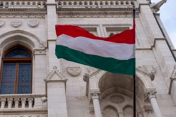 Budapeşte 'deki mavi gökyüzüne karşı parlamento binasında Macaristan bayrağı. 