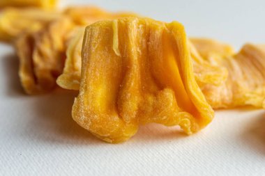 Bir dilim kurutulmuş karabuğday. Meyve cipsi. Faydalı atıştırmalıklar. 