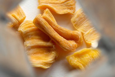 Açık pakette Jackfruit cipsi. Sağlıklı tropikal atıştırmalıklar. 
