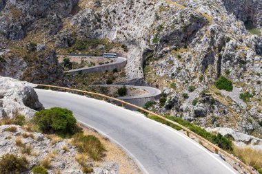 Mallorca adasındaki Sa Calobra 'da tehlikeli viraj yolu. Adadan geçerek. 