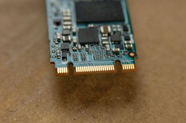 Katı hal sürücüsünün (SSD) yakın görüntüsü. Modern veri depolama teknolojileri. 