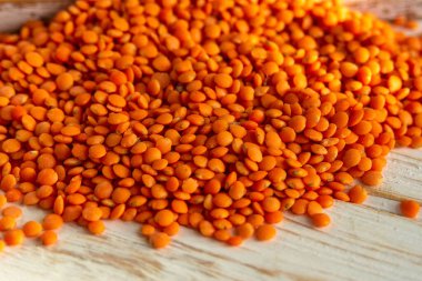 Beyaz ahşap arka planda turuncu mercimek. Mısır gevreği protein ürünü