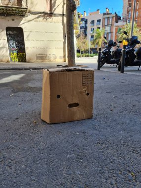 Yüzü olan bir kutu. Barselona, İspanya 'da sokaklar. Seyahat ve kültür