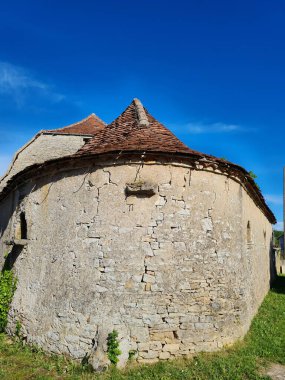 Varaire 'deki eski taş ocakları, Fransa' daki köy. Seyahat ve keşif
