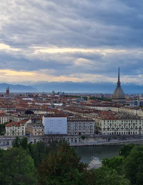 İtalya, Torino 'nun panoramik şehir manzarası. Avrupa 'yı Keşfe