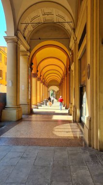 İtalya 'nın Bologna şehrini keşfediyorum. Sanat ve mimarlık. Avrupa 'yı gezmek