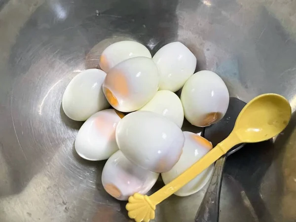 Uma Fotografia Uma Tigela Ovos Com Uma Colher Ovos Arqueados — Fotografia de Stock