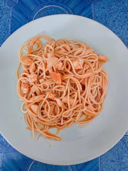 Una Fotografía Plato Espaguetis Con Camarones Salsa Tomate Pasta Araffy — Foto de Stock