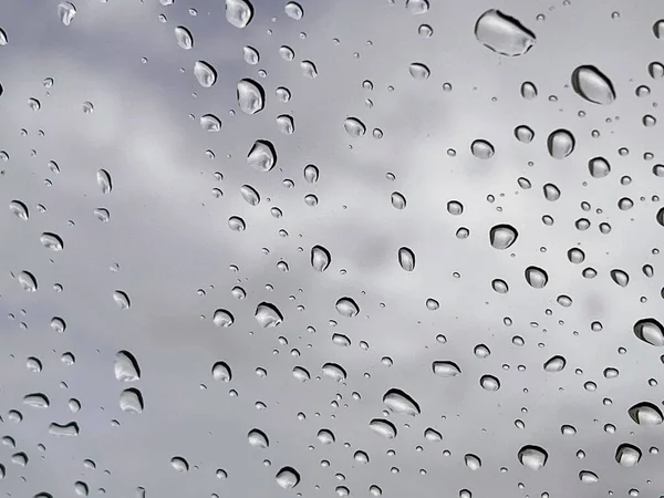 Fotografia Okna Pokrytego Deszczem Kroplami Deszczu Nim Arafie Kropel Wody — Zdjęcie stockowe