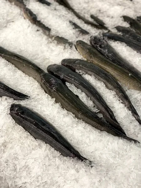 氷の山の上に座っ魚の束の写真は いくつかの魚はテーブルの上に氷の山にある — ストック写真