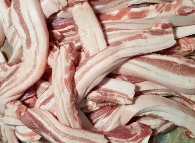 Tabaktaki domuz pastırması şeritlerinin fotoğrafı, bir tabak dolusu pastırma şeritlerinin yakın plan çekimi.