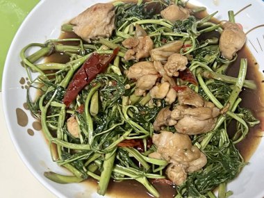 Brokoli ve tavuklu bir tabak yemeğin fotoğrafı brokoli ve etle birlikte bir tabak yemeğin yakın çekimi.