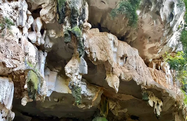 Una Fotografía Una Cueva Con Una Pequeña Entrada Cueva Una — Foto de Stock