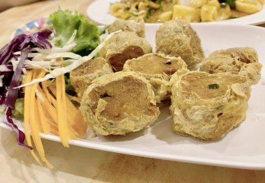 Köfteli ve sebzeli bir tabak yemek..