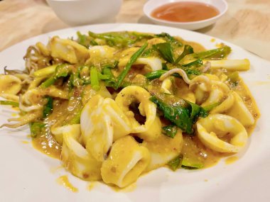 Bir tabak erişteli ve soslu sebzeli yemek..