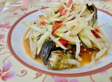 Masada çeşitli sebzeler bulunan bir tabak yemek..