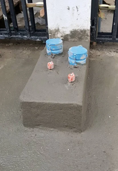 Пляшку Води Відра Поміщають Цементний Блок — стокове фото