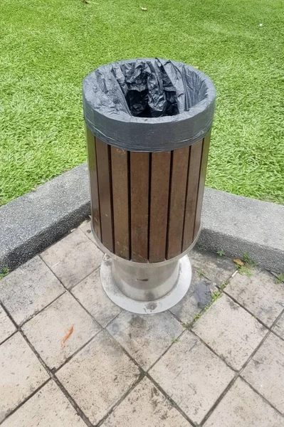 길가에 비닐봉지가 휴지통 — 스톡 사진