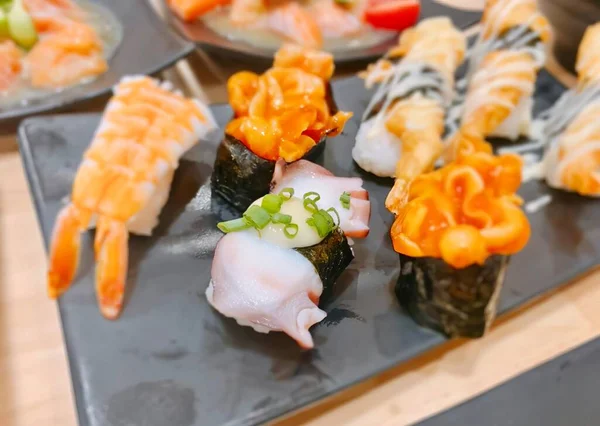 Assiette Sushi Crevettes Sur Une Table Avec Bol Sauce — Photo