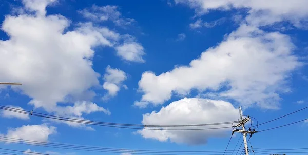 蓝天多云天气下的交通灯和路灯 — 图库照片