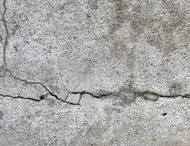 İçinde çatlaklar ve çatlaklar olan taş bir duvar..