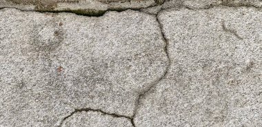 İçinde çatlaklar ve çatlaklar olan taş bir duvar..