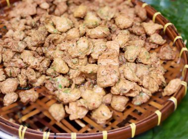 Masadaki yiyecek sepetinde poliporus frondosus..