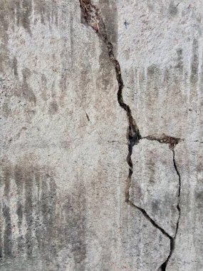 Ortasında çatlak olan beton bir duvara çivi çakmak..