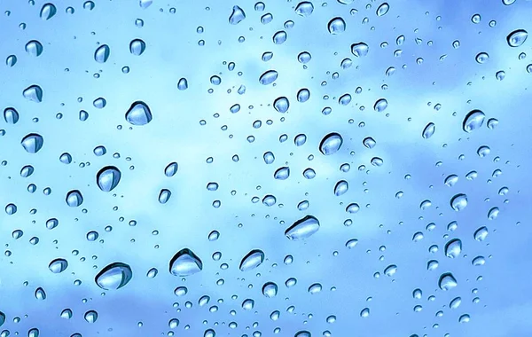 玻璃窗上的水泡 背景为蓝天 — 图库照片