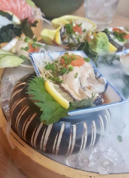 Фотографія Тарілки Їжі Столі Мискою Риби — стокове фото