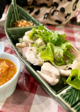 Kırmızı kareli masa örtüsü olan bir masada sıcak tencere ve çorba fotoğrafı..