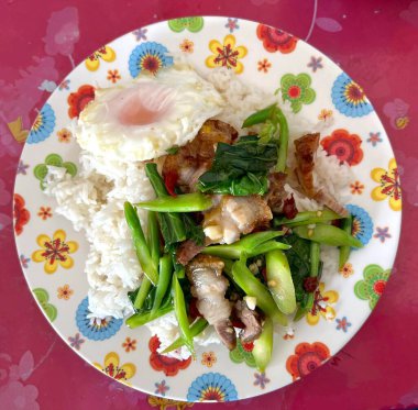 Pilav, et ve sebzeli yemek tabağı..