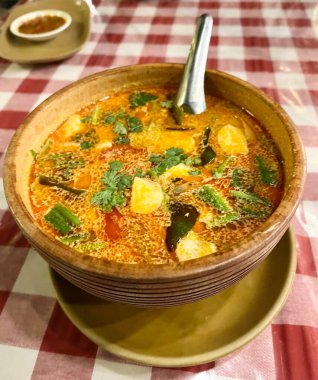 Bir kaşıkla masada sıcak çorba fotografı..