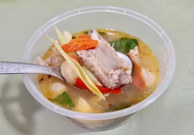 Domuz eti ve sebzeli Tom yum çorbası, Tayland yemeği..