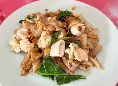 Kızarmış domuz, lahana ve Tayland yemeği..