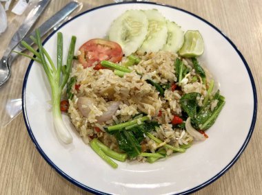 Sebzeli ve pirinçli bir tabak yemeğin fotoğrafı..