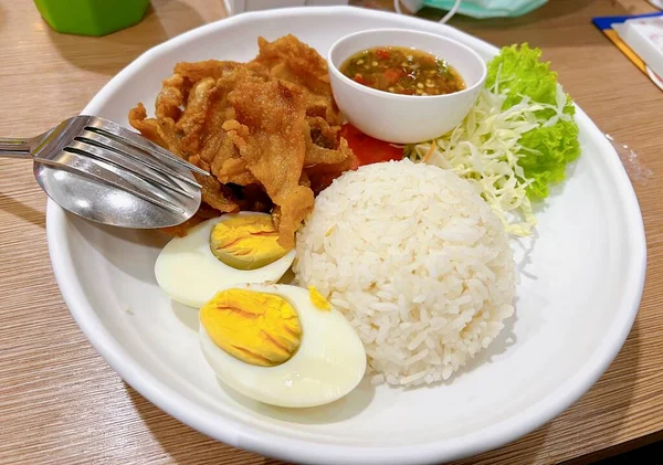 用米饭 鸡蛋和肉拍成的一盘食物 — 图库照片