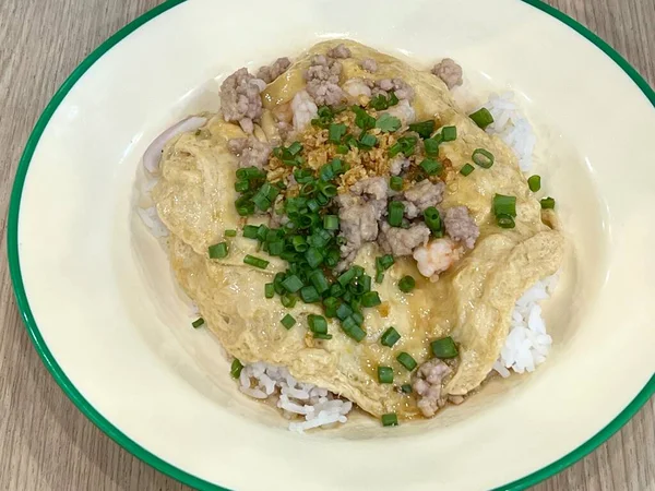 ボウルに肉と米を入れたカルボナーラの写真です — ストック写真