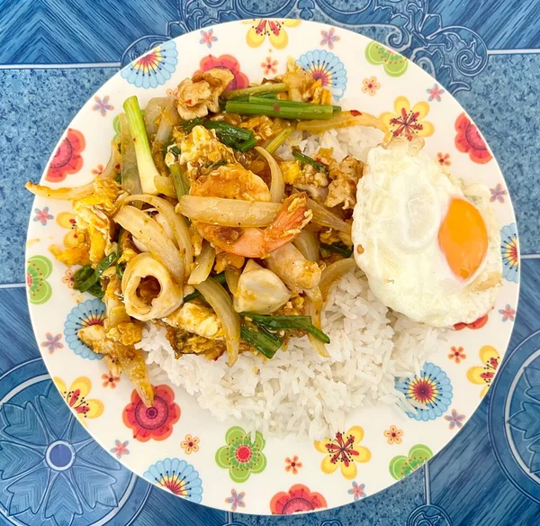 Kevert Sült Tenger Gyümölcsei Curry Porral Tükörtojással Thai Ételekkel — Stock Fotó