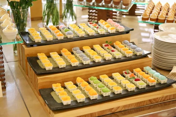 Una Fotografía Exhibición Tienda Comestibles Sushi Rollos — Foto de Stock