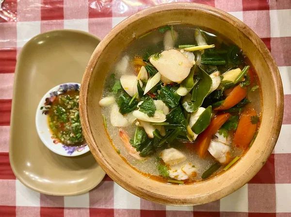 Una Fotografía Olla Caliente Sopa Con Verduras Una Cuchara —  Fotos de Stock