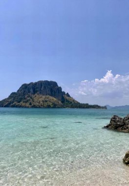 Deniz fotoğrafçılığı - arka planda bir dağ olan sahil.