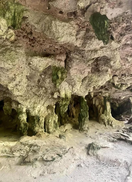 Una Fotografía Caída Cueva Con Musgo Creciendo Las Rocas —  Fotos de Stock