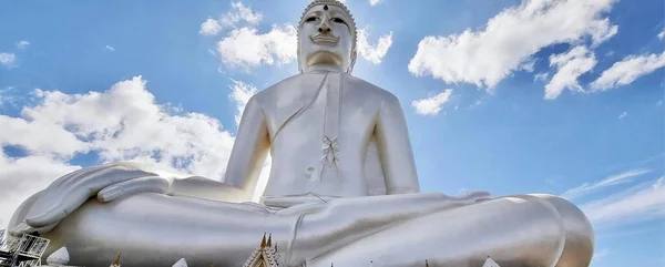 Eine Fotografie Der Buddhistischen Bruststatue Vor Blauem Himmel — Stockfoto