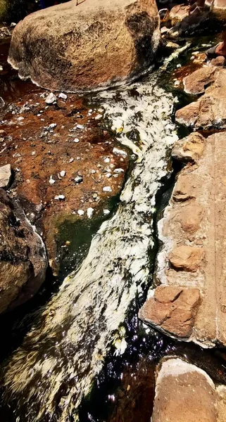 Una Fotografía Del Valle Con Agua Que Fluye Sobre Rocas —  Fotos de Stock