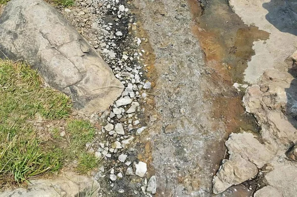 Fotografia Megalitycznej Struktury Skałami Wodą Środku — Zdjęcie stockowe