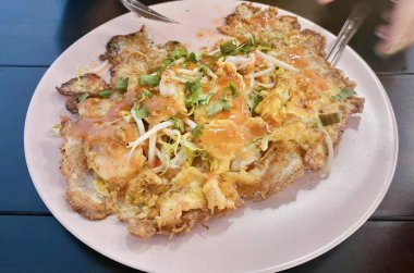 Çatal ve bıçakla bir tabak yemeğin fotoğrafı. Çatal ve bıçaklı bir tabak yemek var..