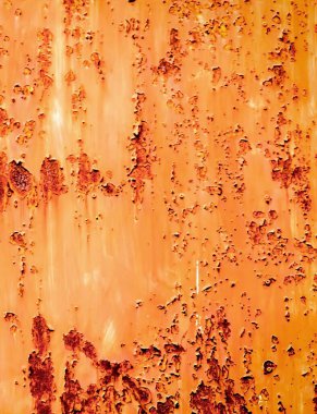 Paslı bir metal yüzey, birkaç delik, paslı metal yüzey ve beyaz arka plan..