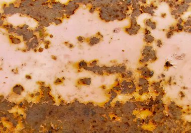 Paslı bir yüzey, beyaz bir arka plan, paslı ve beyaz boyalı metal bir yüzey ve siyah beyaz bir saat..